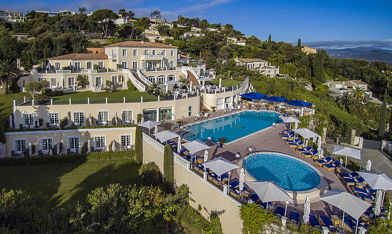 Althoff Villa Belrose in St. Tropez Aussenansicht mit Pool und Garten und Meerblick