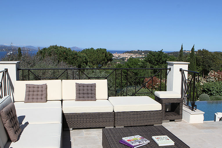 Althoff Belrose Villa Rental in St. Tropez Sans Souci Terrasse mit Meerblick im Sommer