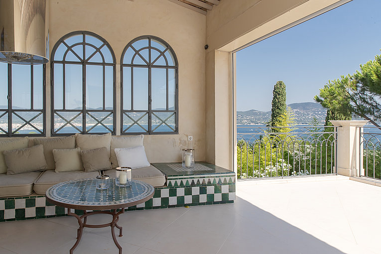 Althoff Belrose Villa Rental in St. Tropez Bellevue Terrasse mit Sitzmöglichkeiten und Meerblick im Sommer