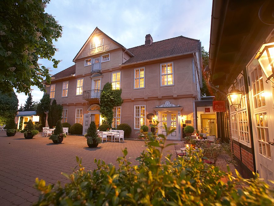 Althoff Hotel Fürstenhof Celle Aussenansicht Sommer am Abend