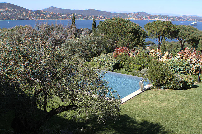 Althoff Belrose Villa Rental in St. Tropez Sans Souci Balcon und Pool im Sommer