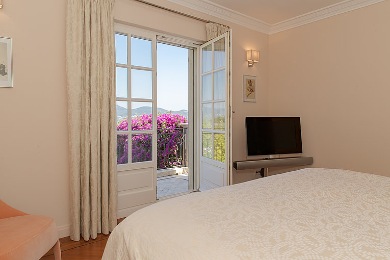 Althoff Belrose Villa Rental in St. Tropez Bellevue Schlafzimmer mit Balkon mit Meerblick im Sommer