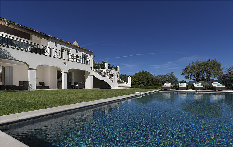 Althoff Belrose Villa Rental in St. Tropez Sans Souci Aussenansicht mit Pool im Sommer