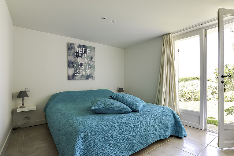 Althoff Villa Belrose in St. Tropez Schlafzimmer mit Blick in den Garten und Meerblick im Sommer