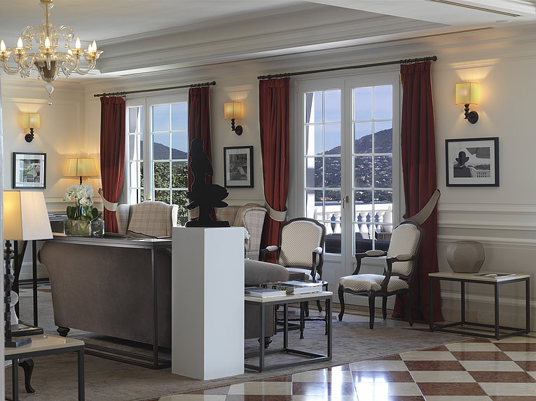 Althoff Villa Belrose in St. Tropez Lobby Bar Sitzecke mit terrasse und Meerblick