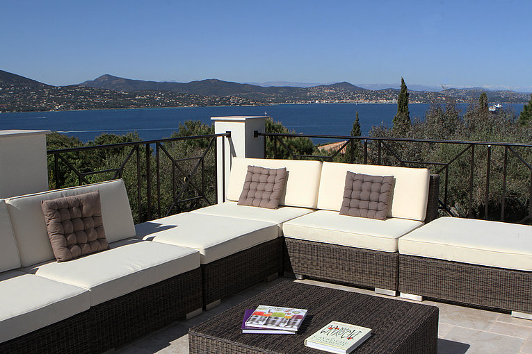 Althoff Belrose Villa Rental in St. Tropez Sans Souci Salon Terrasse mit Sitzmöbeln und Meerblick im Sommer