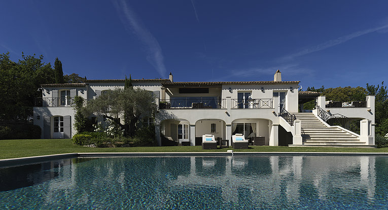 Althoff Belrose Villa Rental in St. Tropez Sans Souci Aussenansicht mit Pool im Sommer