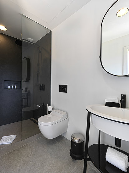 Althoff Villa Belrose in St. Tropez Côte d'Or Modernes Badezimmer im Sommer