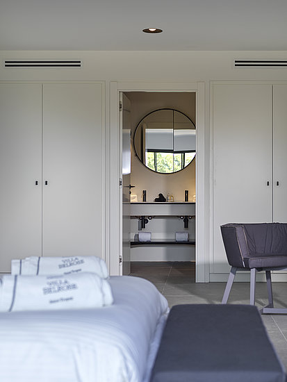 Althoff Villa Belrose in St. Tropez Côte d'Or Schlafzimmer mit Badezimmer im Sommer