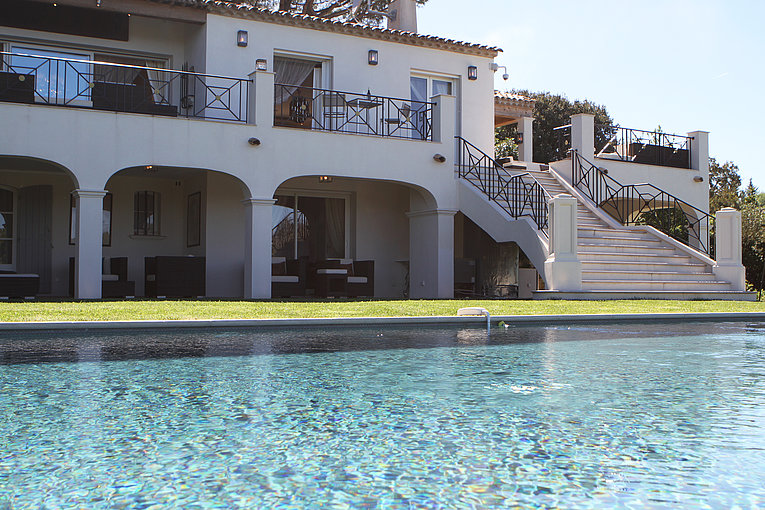 Althoff Belrose Villa Rental in St. Tropez Sans Souci Aussenansicht Pool und Fassade im Sommer