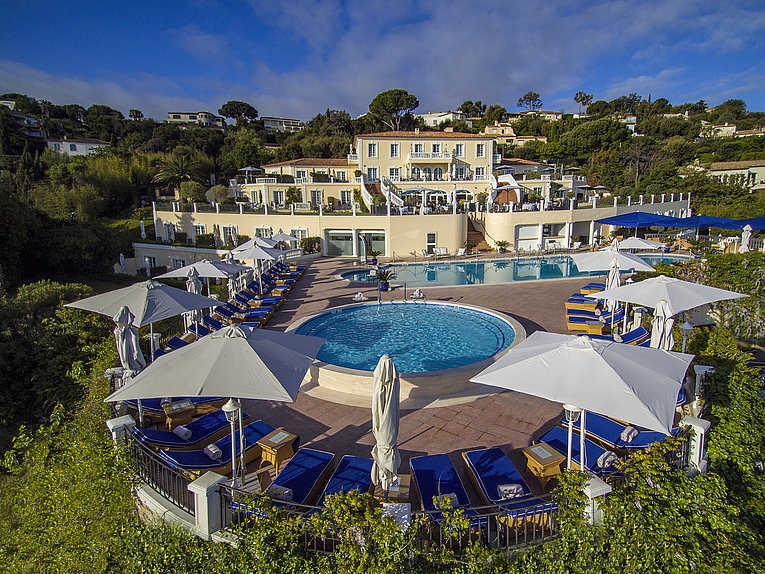 Althoff Villa Belrose in St. Tropez Aussenansicht mit Meerblick und Pool und garten