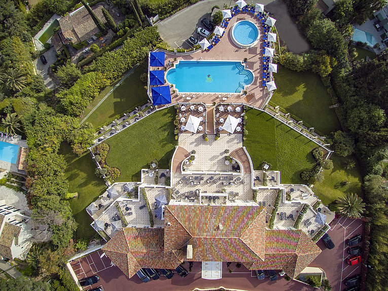 Althoff Villa Belrose in St. Tropez Vogelperspektive Aussenansicht mit pool und Garten