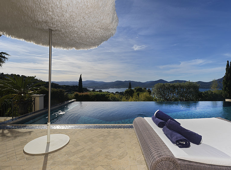 Althoff Belrose Villa Rental in St. Tropez Bellevue Pool mit Sonnenschirm mit Meerblick im Sommer