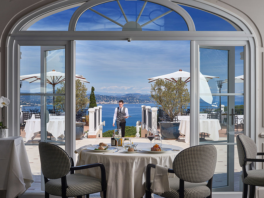 Althoff Villa Belrose in St. Tropez Restaurant Le Belrose Gedeckter Tisch  mit Stühlen und Meerblick