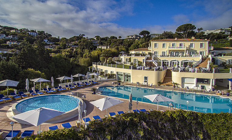 Althoff Villa Belrose in St. Tropez Aussenansicht mit Pool und Garten