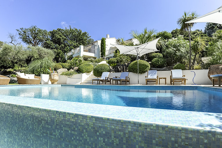 Althoff Villa Belrose in St. Tropez Infinity Pool und Garten im Sommer