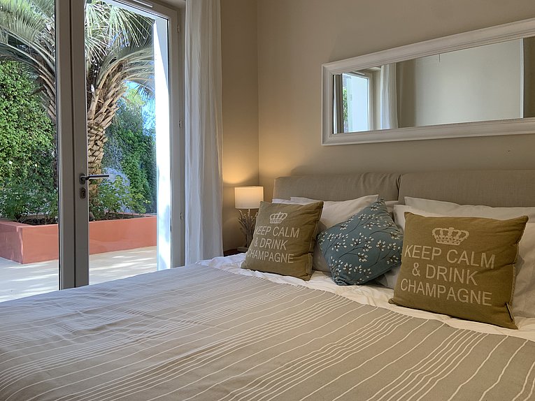Althoff Belrose Villa Rental in St. Tropez Beau Rivage Schlafzimmer Chambre de Bonne im Sommer