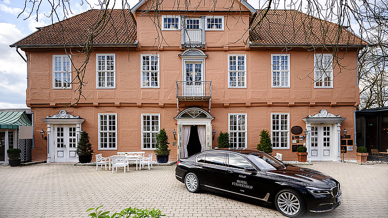 Althoff Hotel Fürstenhof Celle Aussenansicht Fassade mit Auto davor