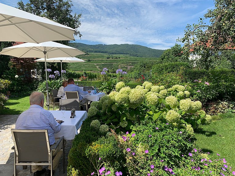 Garten-Terrasse des Restaurants im Weingut Jamek