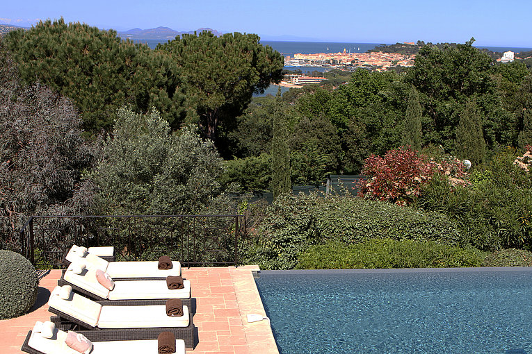 Althoff Belrose Villa Rental in St. Tropez Sans Souci Terrasse mit Pool und Liegestühlem im Sommer