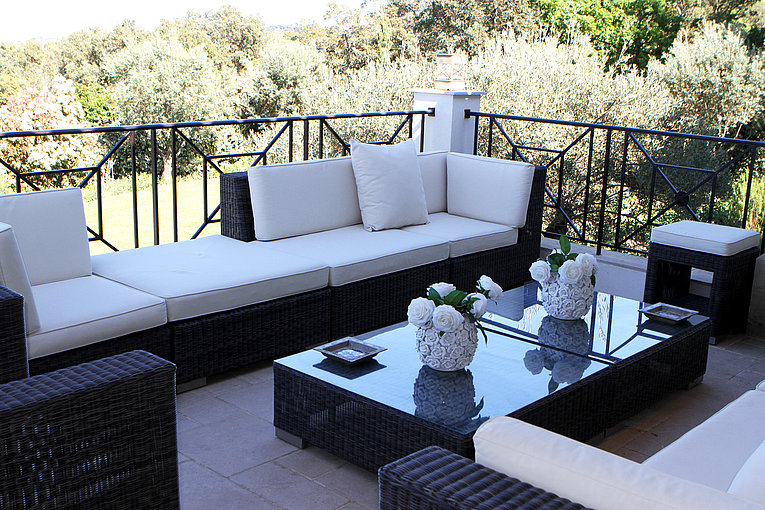 Althoff Belrose Villa Rental in St. Tropez Sans Souci Salon Terrasse mit Sitzmöbeln und Tisch im Sommer