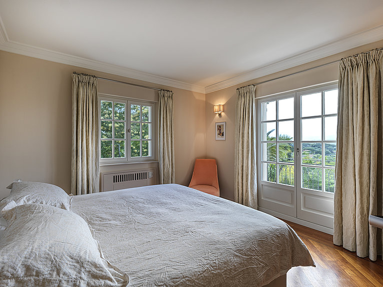 Althoff Belrose Villa Rental in St. Tropez Bellevue Schlafzimmer mit Meerblick im Sommer