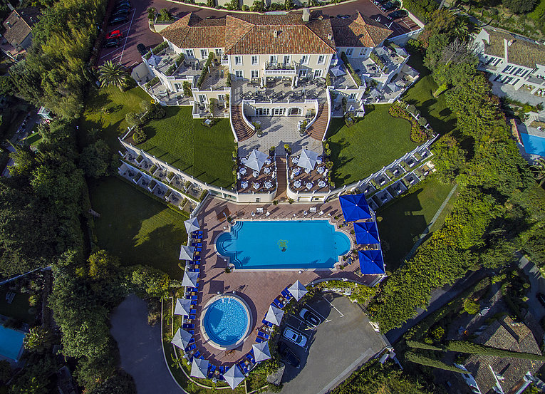 Althoff Villa Belrose in St. Tropez Aussenansicht mit Pool und Garten