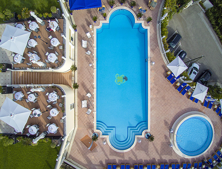 Althoff Villa Belrose in St. Tropez Aussenansicht Vogelperspektive Pool und Garten