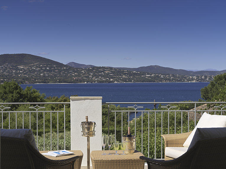 Althoff Belrose Villa Rental in St. Tropez Haute Vue Terrasse mit Meerblick im Sommer