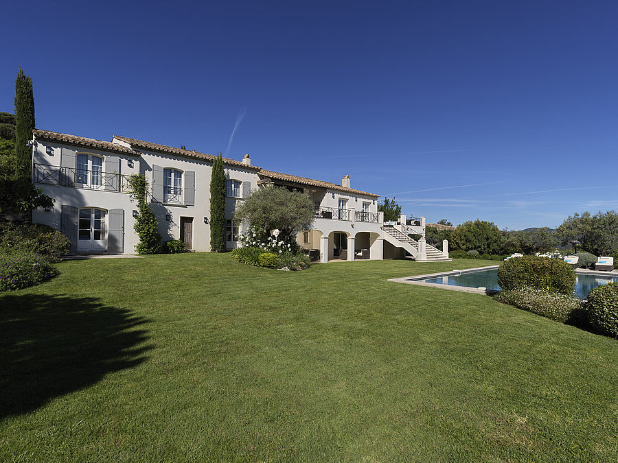 Althoff Belrose Villa Rental in St. Tropez Sans Souci Aussenansicht im Sommer
