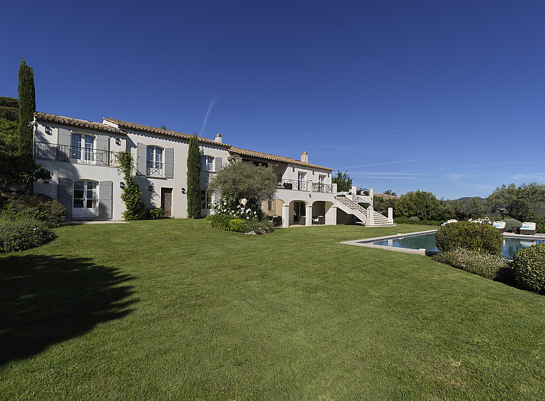Althoff Belrose Villa Rental in St. Tropez Sans Souci Aussenansicht im Sommer
