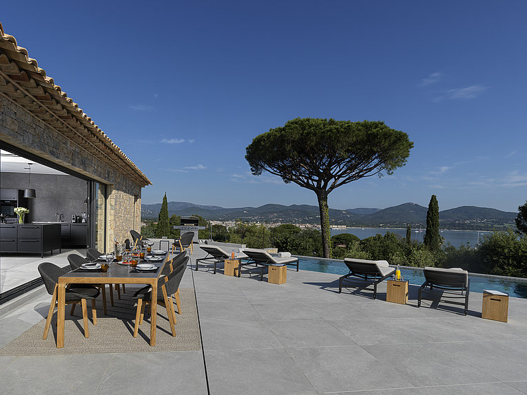 Althoff Villa Belrose in St. Tropez Mignon Terrasse mit Sitzmöglichkeiten mit Meerblick im Sommer