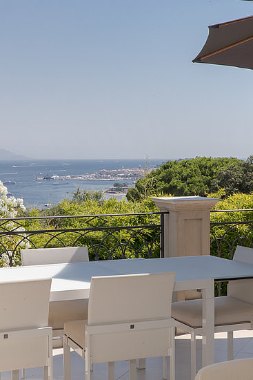 Althoff Belrose Villa Rental in St. Tropez Bellevue Terrasse mit Tisch und Stühlen mit Meerblick im Sommer
