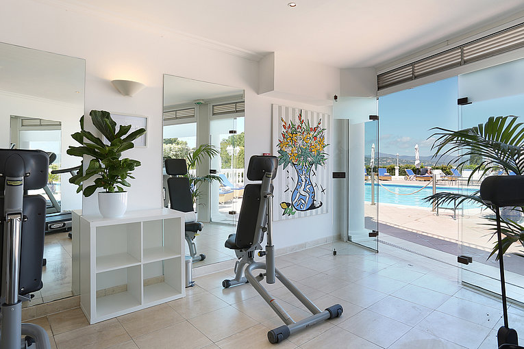 Althoff Villa Belrose in St. Tropez Niance Wellness und Massage Fitnessraum mit Meerblick