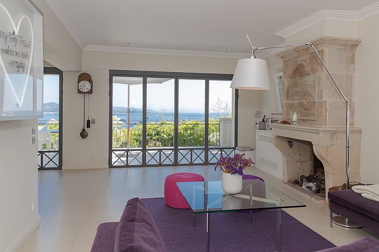 Althoff Belrose Villa Rental in St. Tropez Bellevue Kaminzimmer mit Meerblick im Sommer