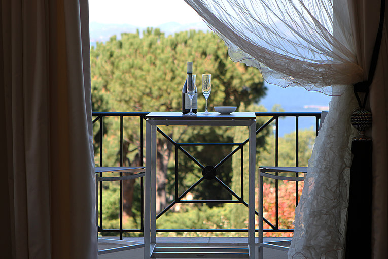 Althoff Belrose Villa Rental in St. Tropez Sans Souci Balkon Blick auf das Meer im Sommer