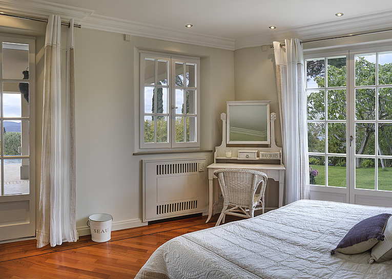 Althoff Belrose Villa Rental in St. Tropez Bellevue Schlafzimmer mit Blick in den Garten im Sommer