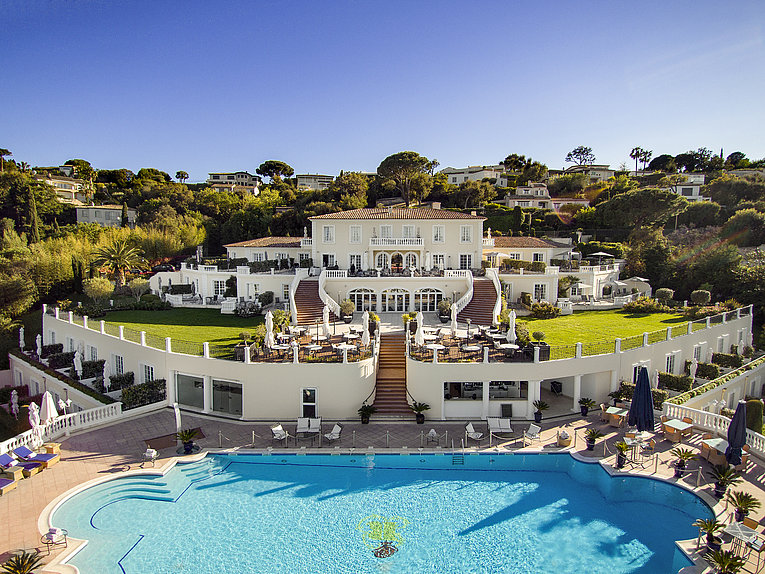 Althoff Villa Belrose in St. Tropez Aussenansicht mit Pool und Fassade