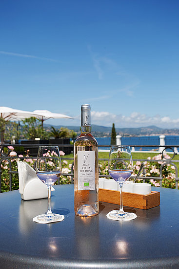 Althoff Villa Belrose in St. Tropez Terrasse Pool Restaurant Le Petit Belrose Flasche Wasser mit Gläsern