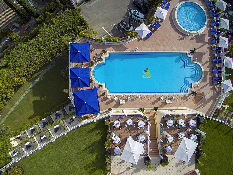 Althoff Villa Belrose in St. Tropez Aussenansicht mit Pool und garten Vogelperspektive