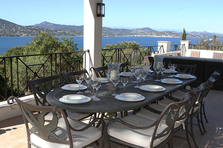 Althoff Belrose Villa Rental in St. Tropez Sans Souci Terrasse mit Meerblick und gedecktem Tisch