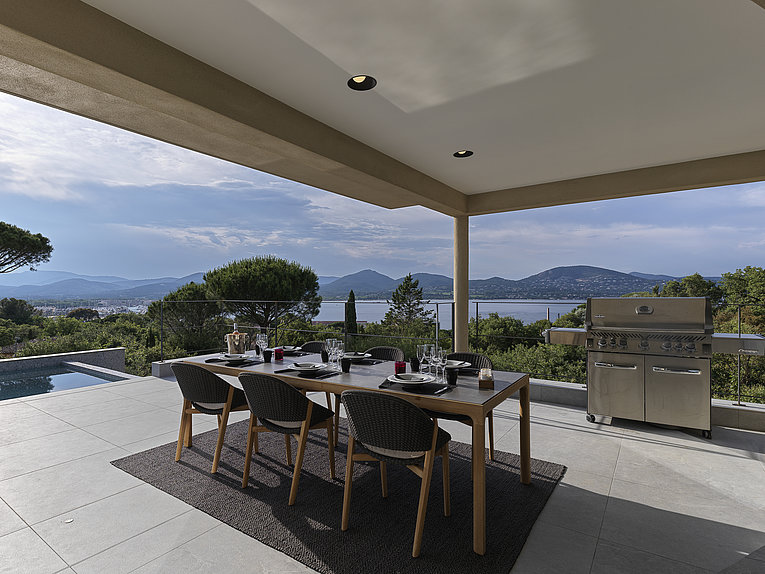 Althoff Villa Belrose in St. Tropez Côte d'Or Terrasse mit Esstisch und Meerblick im Sommer
