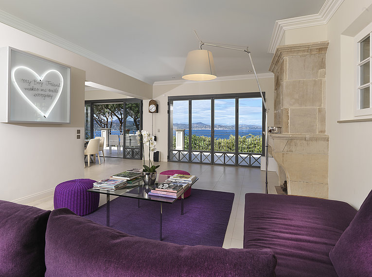 Althoff Belrose Villa Rental in St. Tropez Bellevue Salon Wohnzimmer mit Blick auf das Meer im Sommer