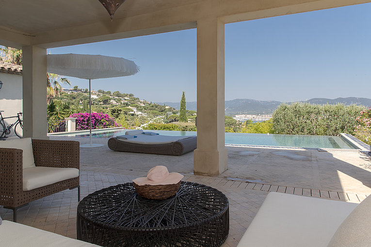 Althoff Belrose Villa Rental in St. Tropez Bellevue Aussenbereich mit Pool und Meerblick im Sommer