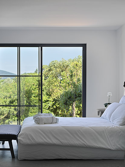 Althoff Villa Belrose in St. Tropez Côte d'Or Schlafzimmer mit Blick in den Garten und Meerblick im Sommer