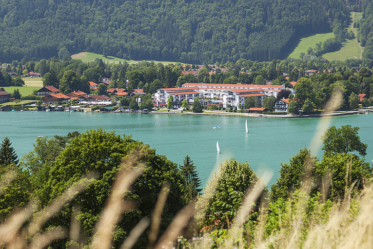 Althoff Seehotel Überfahrt Aussenansicht im Sommer am Tegernsee