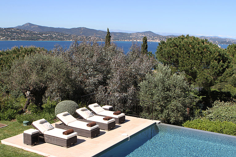 Althoff Belrose Villa Rental in St. Tropez Sans Souci Terrasse mit Pool und Liegestühlem mit Meerblick im Sommer