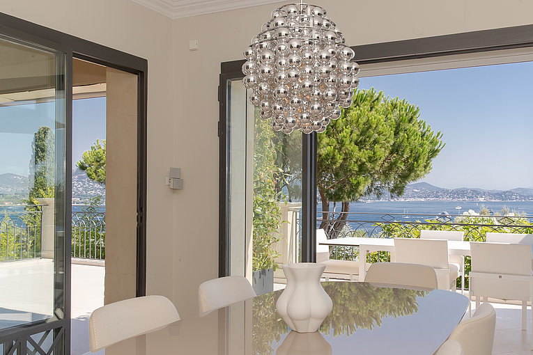 Althoff Belrose Villa Rental in St. Tropez Bellevue Esszimmer mit Terrasse mit Meerblick im Sommer
