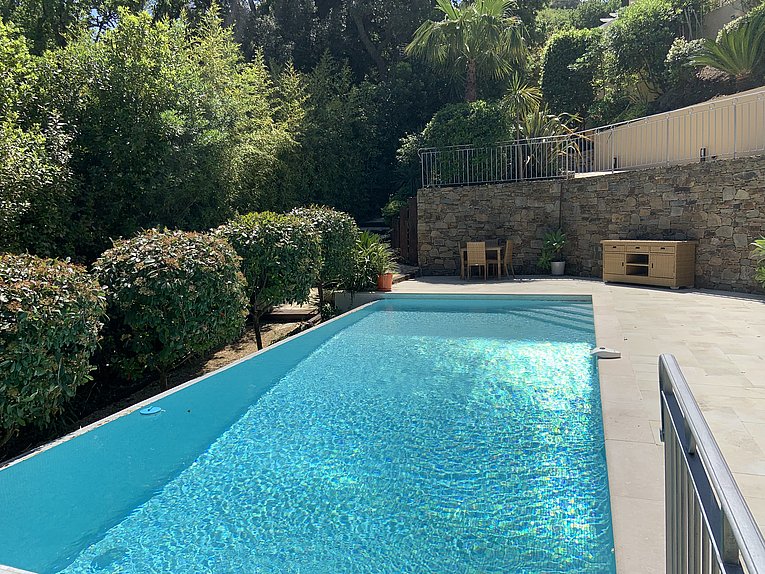 Althoff Belrose Villa Rental in St. Tropez Beau Rivage Pool und Garten im Sommer