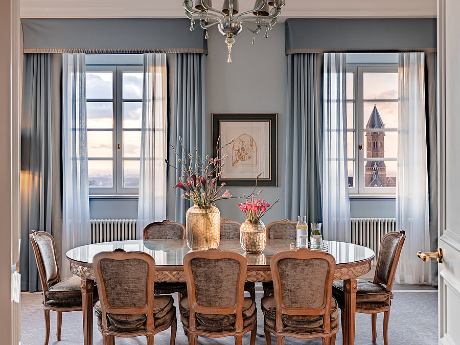 Althoff Grandhotel Schloss Bensberg Präsidentensuite Tisch mit Stühlen
